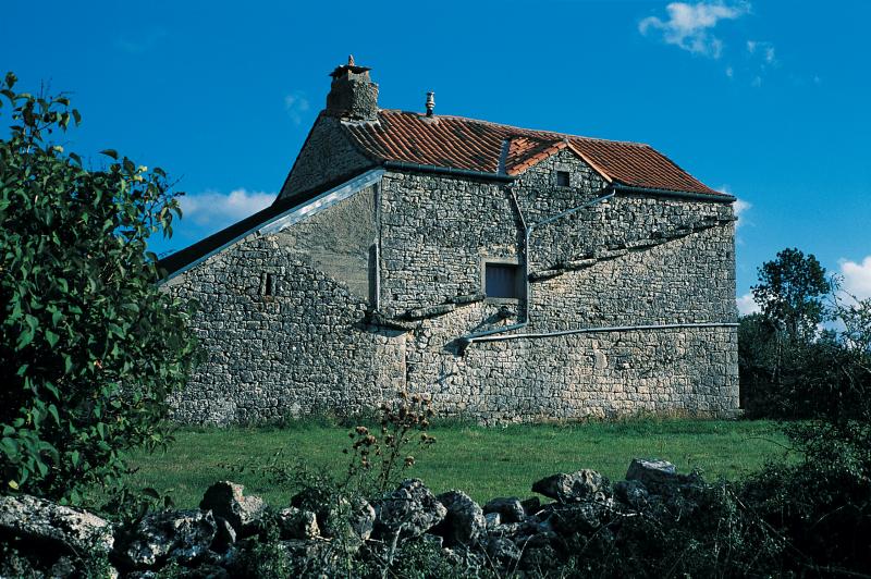 Maison (ostal) avec cheneau en pierres dépassantes pour recueillir less eaux pluviales vers une citerne (cistèrna), septembre 1999