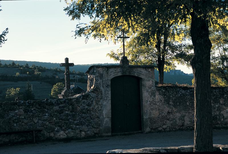  Porte d'entrée de cimetière (cementèri) avec inscription en français sur le linteau (lindal, lundar), secteur de Peyreleau, octobre 1999