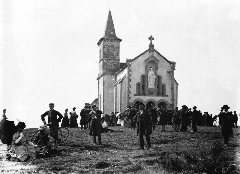 Paroissiens (parroquians) de Clairvaux d'Aveyron (Claravals) devant la chapelle (capèla) du Buenne, vers 1900