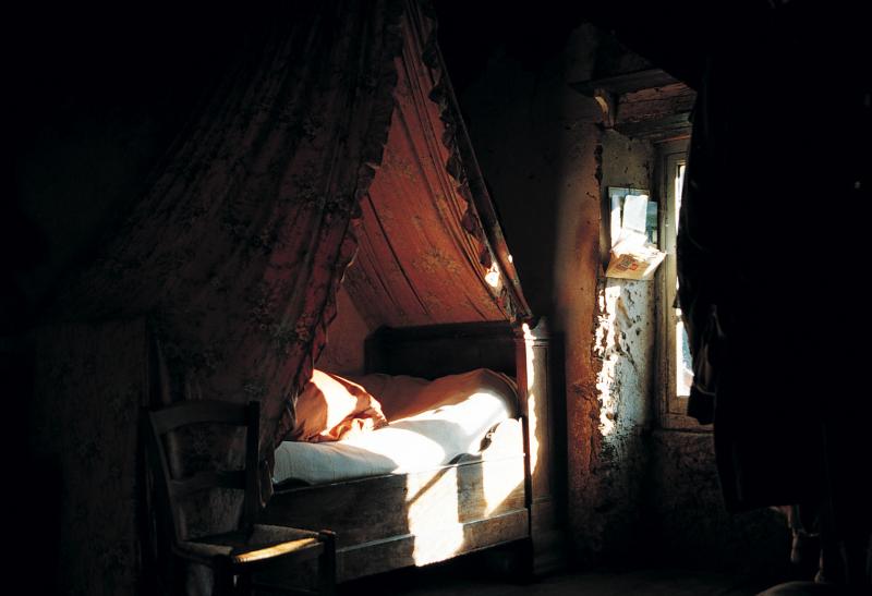  Lit (lièch) de coin avec ciel de lit (cubricèl) et embrasure de fenêtre, à Valès, novembre 1990