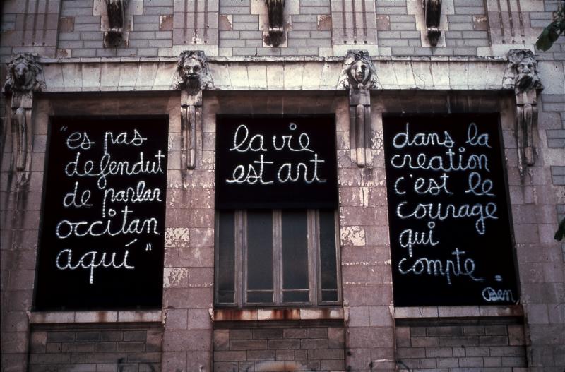 Panneaux manuscrits de Ben en français et en occitan, au Musée Denys-Puech, juin 1987