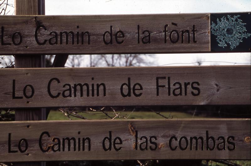Trois panneaux indicateurs en bois en occitan, décembre 2003