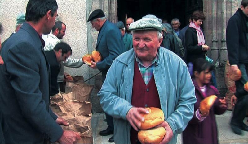 Paroissiens (parroquians) récupérant des pains bénits (michons) à la sortie de la messe