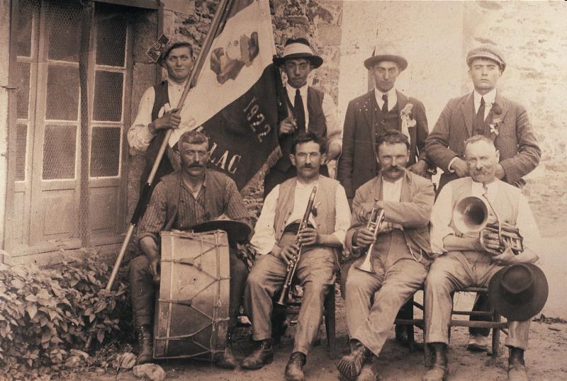 Conscrits avec quatre musiciens (musicaires), classe 1922