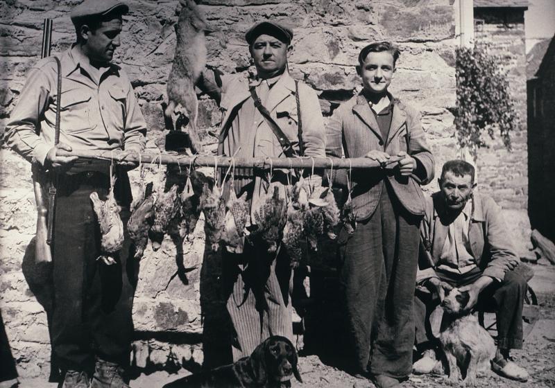  Quatre chasseurs (caçaires) présentant un tableau de chasse : douze perdreaux (perdigals) et un lièvre (lèbre), 1945