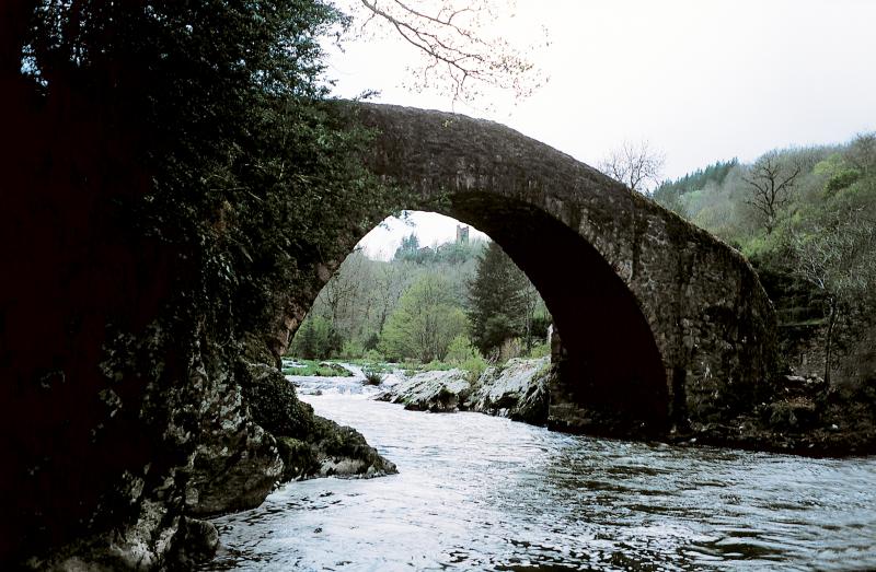 Pont à une arche en plein cintre et vestiges de tour fortifiée, au Cayla, avril 1999