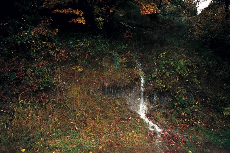 « Fontaine (font) des fées-sorcières (fadarèlas) », en Sévéragais (secteur de Sévérac le Château), octobre 1996
