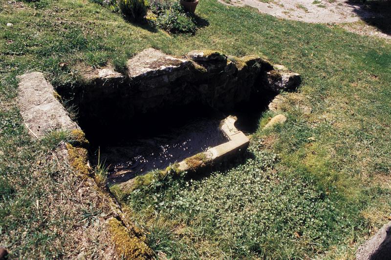 Bassin (bacin) de lavage du grain du moulin (molin) de la Tannerie, à Cayrac le Bas, septembre 1996