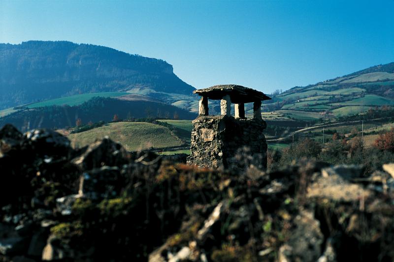  Chapeau de cheminée (chiminèia) en pierre calcaire, en Sévéragais (secteur de Sévérac le Château), mars 1996
