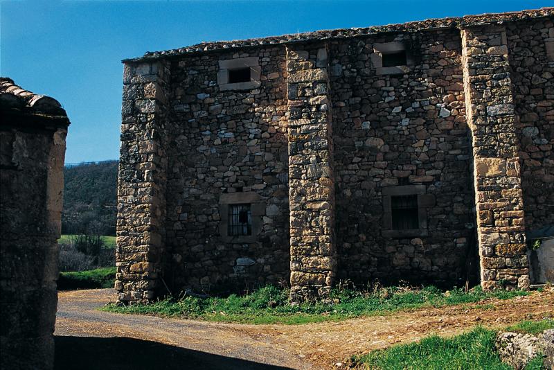  Grange (escura, fenial, palhièr ou palhiá) avec contreforts, dans le Saint-Affricain ou Vabrais (secteur de Saint-Affrique), mars 2001