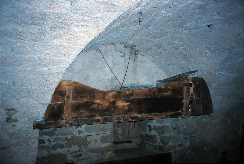  Couchette (lièch) en bois suspendue de berger (pastre) dans une bergerie (jaça), mars 2001