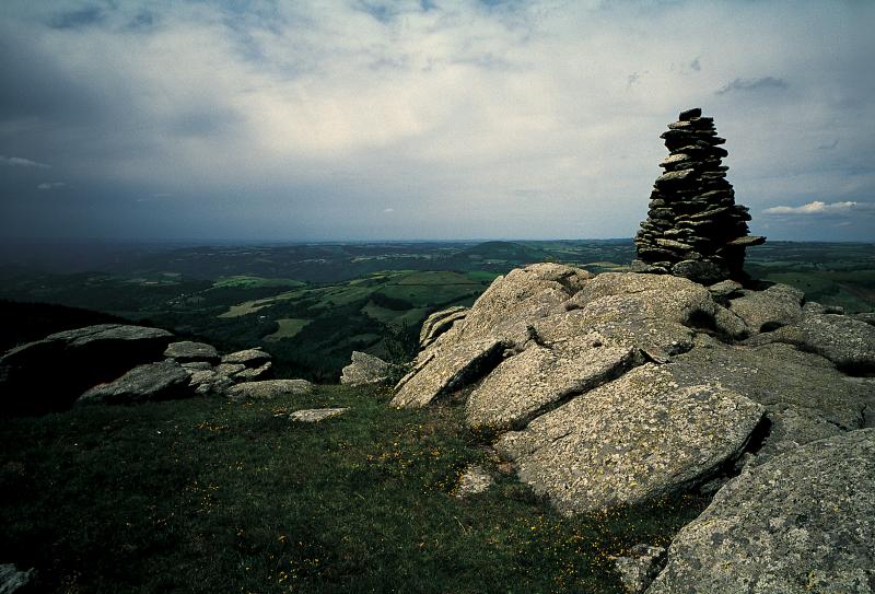 Rocher (ròc) de gneiss (blèsta) et « quille » (quilha) en pierre édifiée par un berger (pastre), juillet 1997