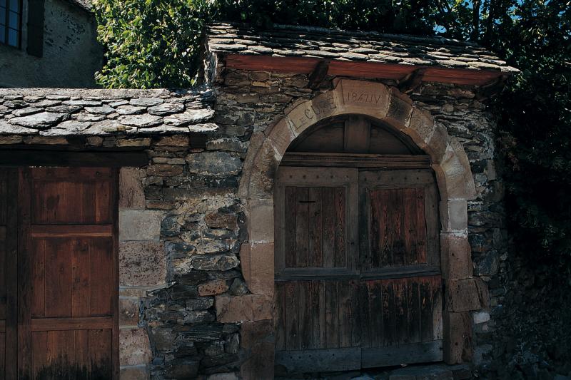 Portail (portail) couvert d'entrée de cour de presbytère (caminada) historié 1847 avec inscription en français, juin 1997