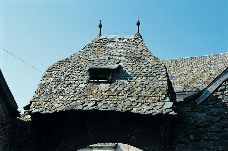 Toiture (teulada, tiulada) de portail (portal) d'entrée de cour de ferme (bòria), aux Escoudats, juillet 1991