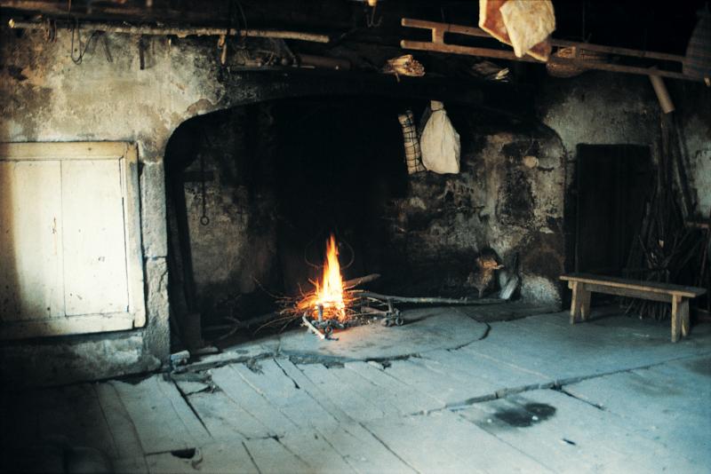  Feu (fuòc) allumé dans une cheminée (canton), jambon (cambajon) et lard séchant, à Vioulac, août 1991