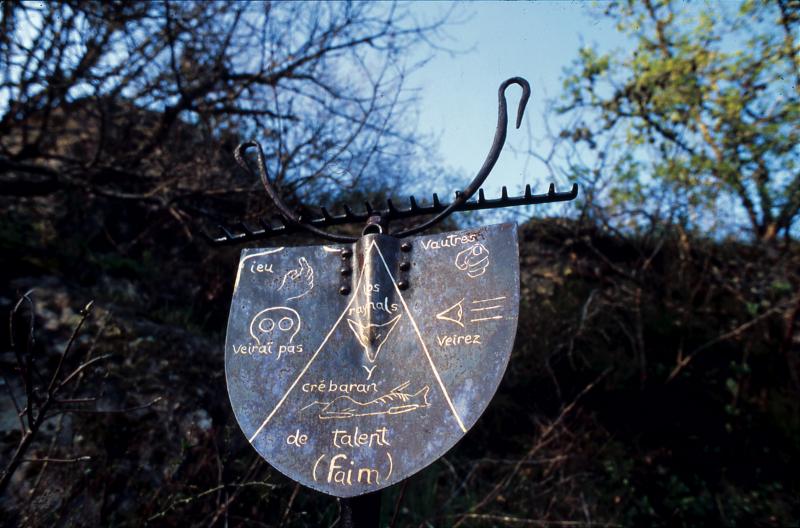  Œuvre d'art contemporain avec réemploi d'outils de jardinage et inscriptions en occitan, avril 1995