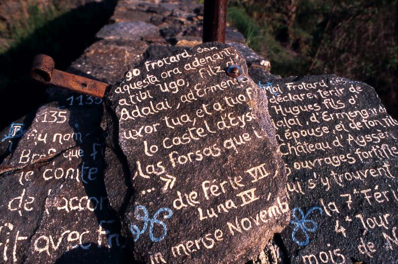  Œuvre d'art contemporain sur des lauses (lausas, tiulas) reprenant un texte ancien de 1135 en occitan, avril 1995