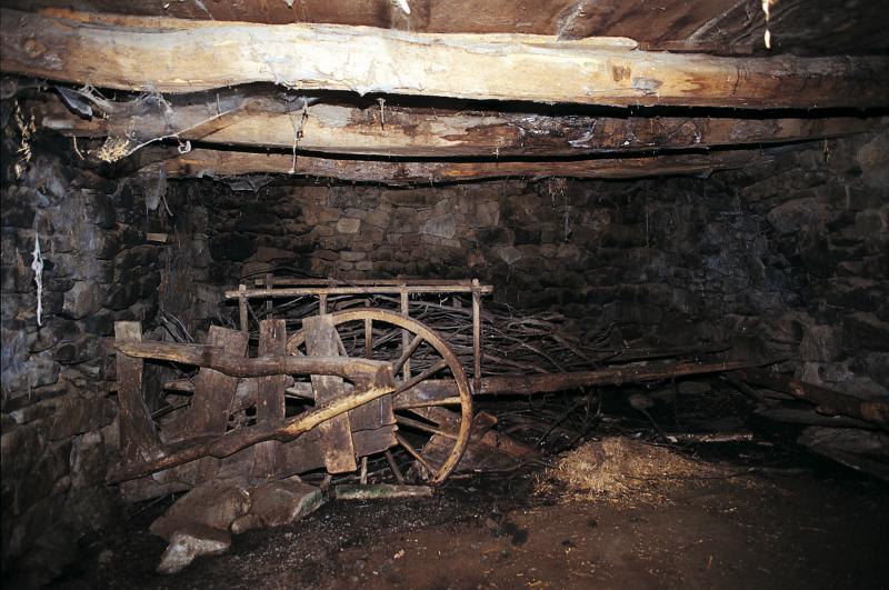 Fourche d'arbre servant de traîneau (lisa) et char (carri) à ridelles remisés dans une étable (escura, estable), avril 1995