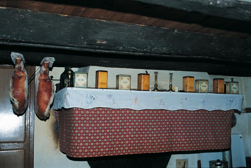  Deux jambons (cambajons) séchant suspendus à une poutre (fusta) et objets sur tablette de cheminée (canton), mars 1992