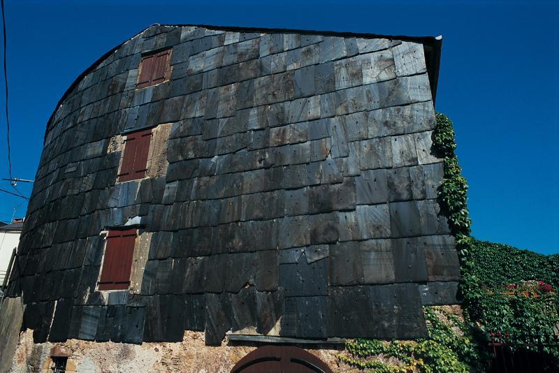 Mur-pignon (capial) de maison (ostal) recouvert de grandes lauses (lausas, tiulassas), dans les Monts de Lacaune (secteur de Saint-Sernin sur Rance), août 1996