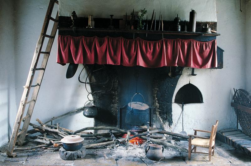 Feu (fuòc) allumé sous une marmite (ola) suspendue à la crémaillère (carmalh) d'une cheminée (canton), à La Piale de Castanet (82)