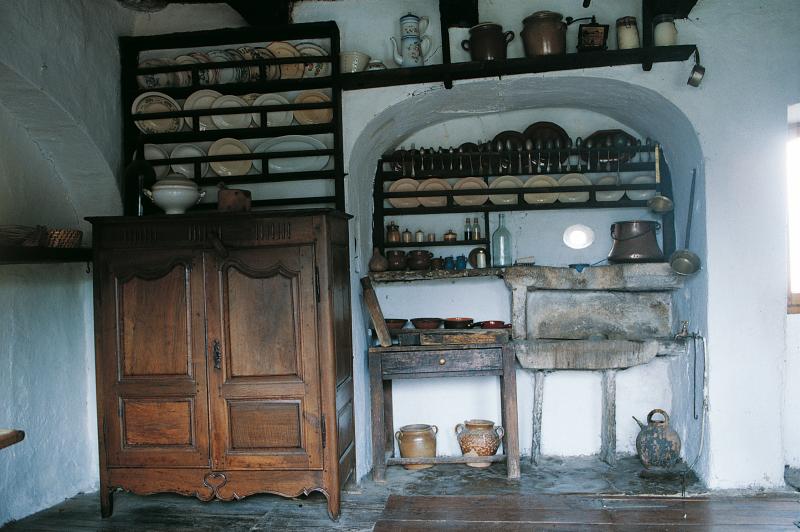 Buffet (cabinet, limandon) surmonté d'un dressoir (dreiçador) et évier (foraiguièira), à La Piale de Castanet (82)