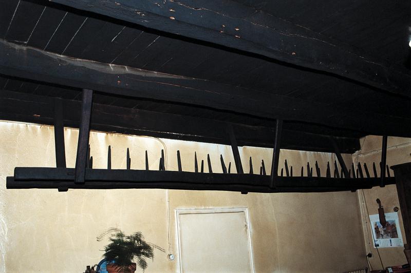 Echelle (escala) ou râtelier (rastèl) à pain (pain) suspendu à un plafond (travada), décembre 1991