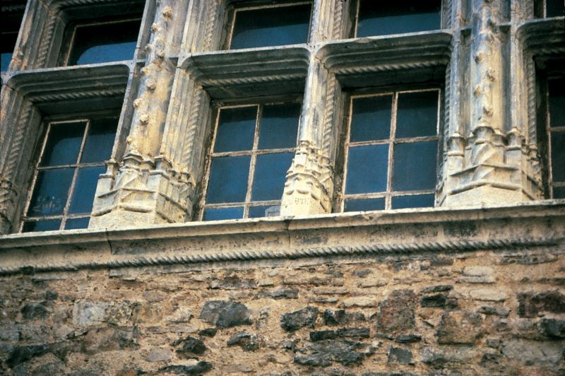 Base de montant intermédiaire de fenêtre à meneaux (fenèstra crosièira) avec inscription en occitan du XVe siècle, place Notre-Dame, août 1985