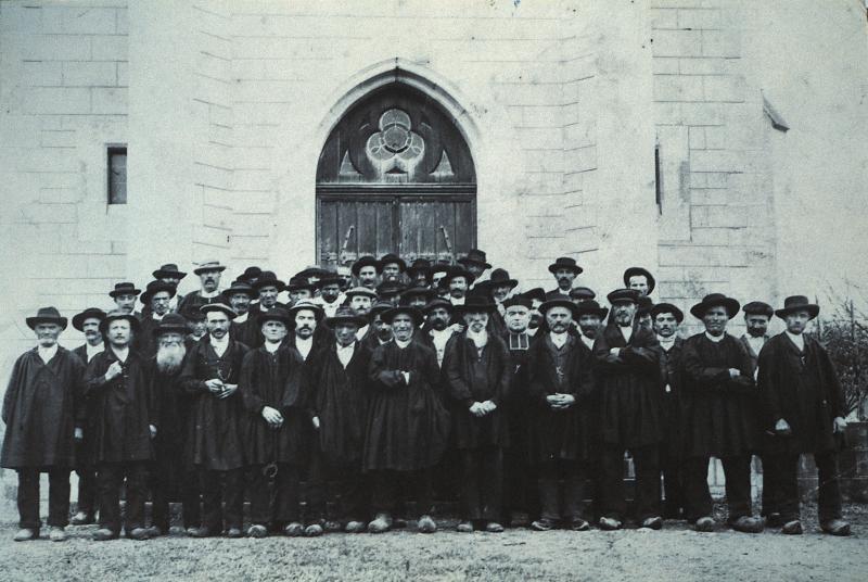 Paroissiens (parroquians) devant la porte de l'église (glèisa), à Calcomier, 1912