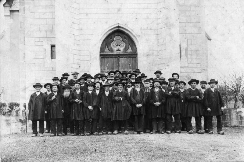 Paroissiens (parroquians) devant la porte de l'église (glèisa), à Calcomier, 1912