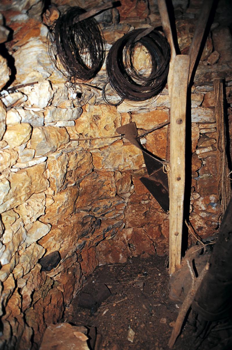 Deux rouleaux de fils de fer (eram) et charrue Dombasle remisés dans une cazelle (cabana, cairon, casèla), dans le Villefranchois (secteur de Villefranche de Rouergue), 2002
