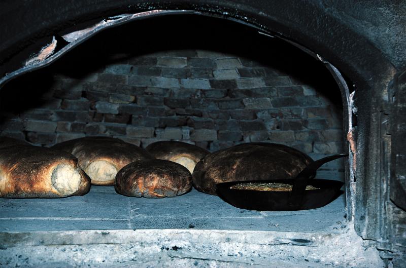  Fournée (fornada) de pain et farci (farç) dans une poêle (padena) dans un four (forn) à pain, au Vignal, 1987