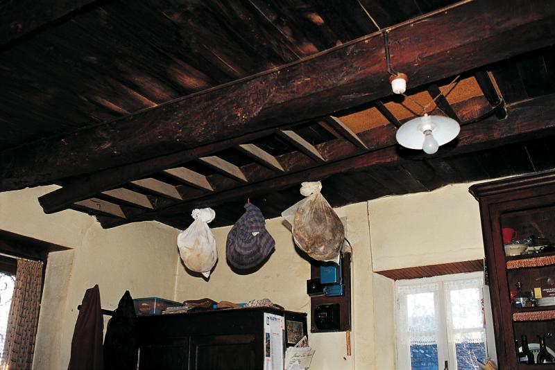 Trois jambons (cambajons) suspendus à une poutre (fusta) et échelle de meunier escamotable entre la poutraison (travada), avril 2002