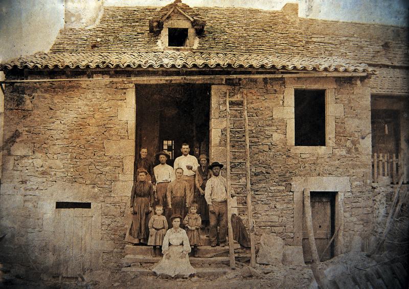 Famille Gayral dans les escaliers (escalièrs) de la maison (ostal), au Mas de Breil, vers 1907