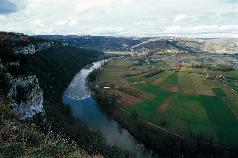 Rivière Lot (Òlt), écluse (enclusa), château (castèl) au loin de Montbrun (46) et plaine (ribièira) de Caillac (46) depuis le Saut de La Mouline (Salt de La Molina), mars 1995