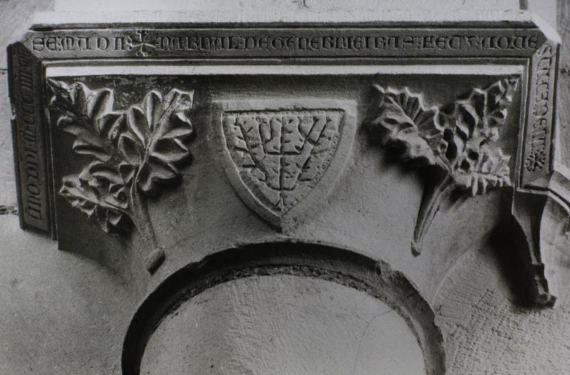 Chapiteau historié mai 1304 avec inscription en latin et en occitan sur l'abaque et croix occitanes (crotzes occitanas), octobre 1995