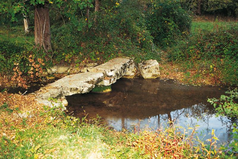 Petit pont (pontet, pontilh) de pierre sur le Flancou, octobre 1995