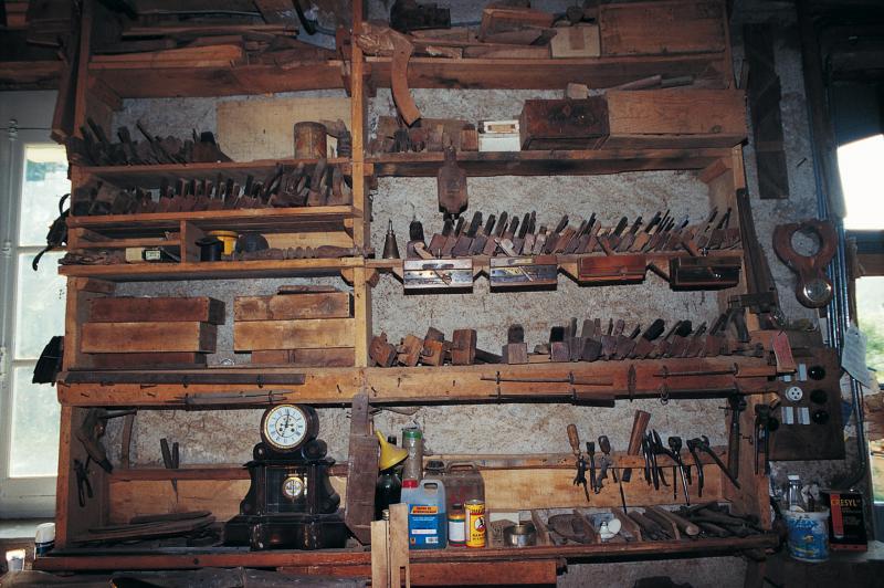 Outils (apleches, utísses) en bois et métal de menuisier (menudièr, menusièr) disposés dans des étagères (estatgièiras), avril 1995