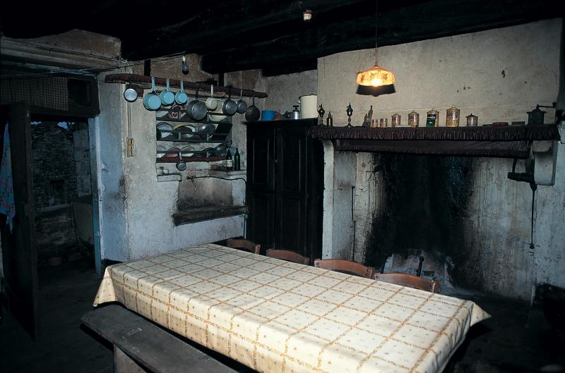 Table (taula), évier (aiguièira) et coin du feu (canton), aux Condamines, janvier 1995