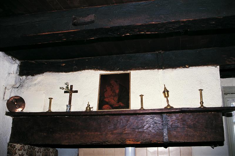 Objets divers, crucifix (crotz) et image pieuse sur tablette (fusadièr) de cheminée (canton), mars 1995