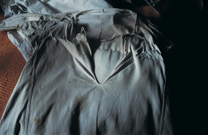 Chemise (camiá) blanche en chanvre (cambe, cambi) avec initiale brodée, à La Vayssière, mars 1995
