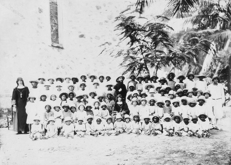 Sœur missionnaire (sòrre missionaria) au milieu de ses élèves, Ile de La Digue, Takamaka (Seychelles), 1918