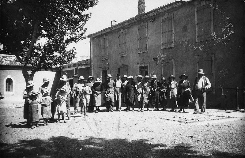 Equipe de vendangeurs (còla de vendémiaires) dans la cour du domaine viticole, à Mougères (34), vers 1930