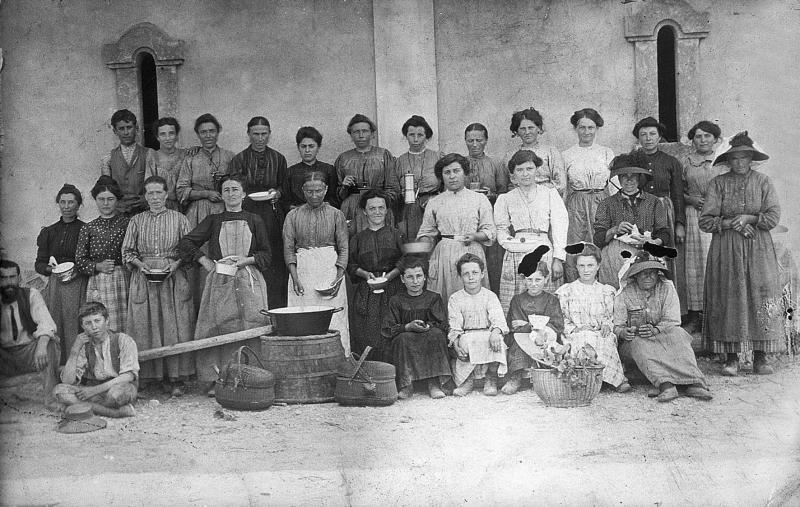 Equipe de vendangeurs (còla de vendémiaires) de Montagnol, dans l'Hérault (34), vers 1930