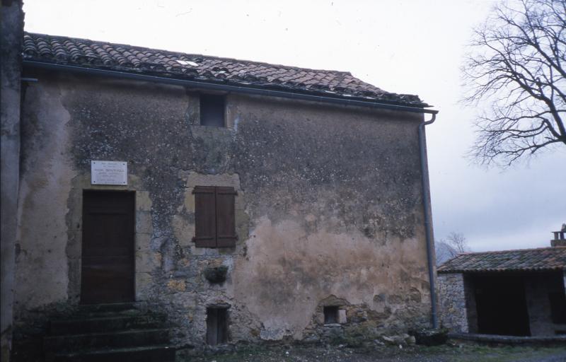 Maison natale (ostal naissedor) d'Antoine Bouviala (1838-1925) et plaque commémorative en occitan, à Anglans, mai 2001
