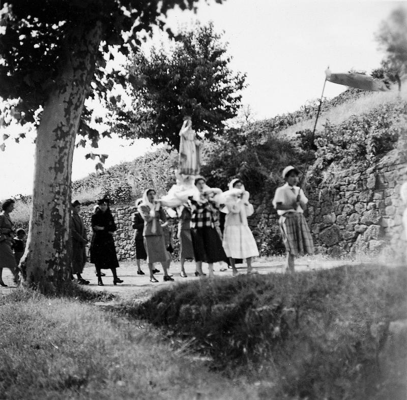 ​Paroissiennes (parroquianas) et jeunes filles en procession avec une statue de la Vierge (Vièrja) pour un 15 août, années 1945