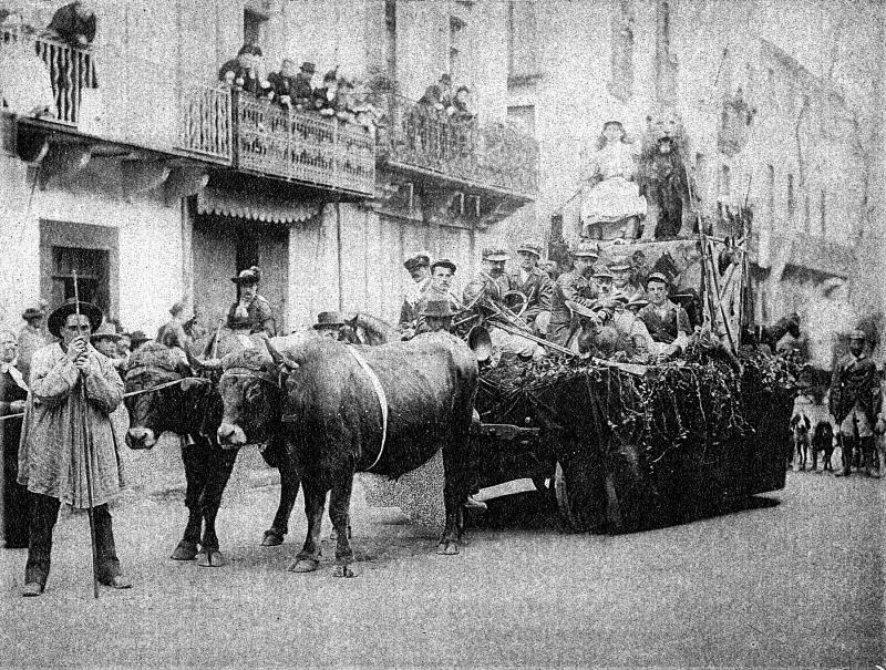  Paire de bovidés (parelh) attelée à un char (carri) décoré transportant des musiciens (musicaires) un jour de fête (fèsta, vòta), vers 1912