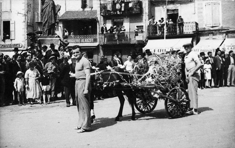  Equidé attelé à un charreton (carreton) décoré et badauds un jour de fête (fèsta, vòta), vers 1938