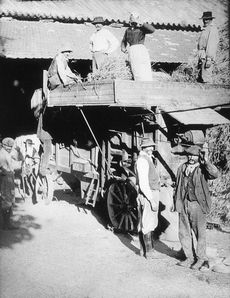 Temps de pause devant et sur une batteuse (batusa), à Lapeyre, 1919