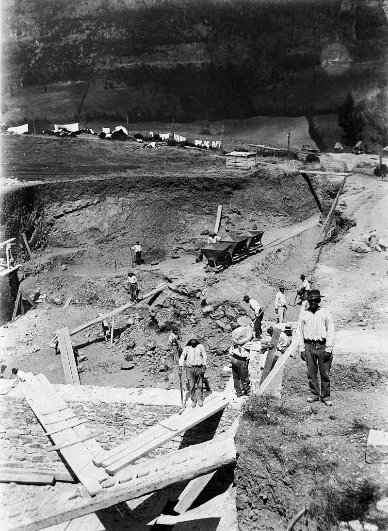 Ouvriers (obrièrs) sur le chantier de construction de la cave de la société Lebrou, 1911